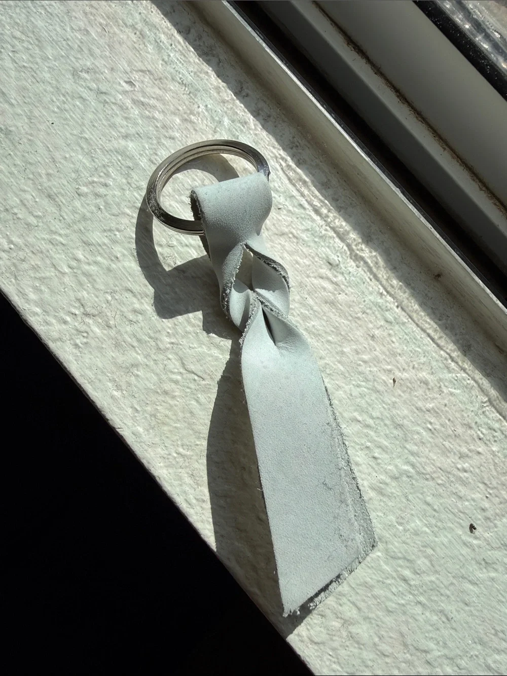 Vélez Leather Knot Keychain in Light Gray